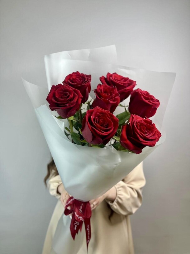 Букет из 7 бордовых роз, артикул F1380639 - 11739 рублей, доставка по городу. Flawery - доставка цветов