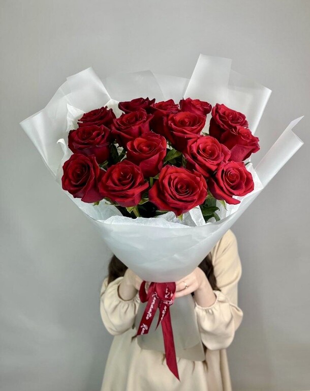 Букет из 15 роз в упаковке, артикул F1380641 - 18988 рублей, доставка по городу. Flawery - доставка цветов