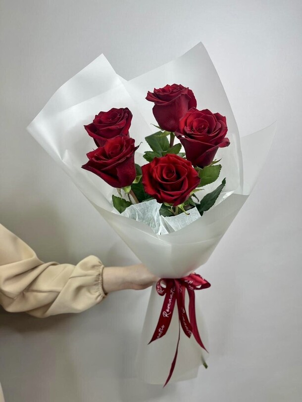 Букет из 5 роз, артикул F1380658 - 7158 рублей, доставка по городу. Flawery - доставка цветов