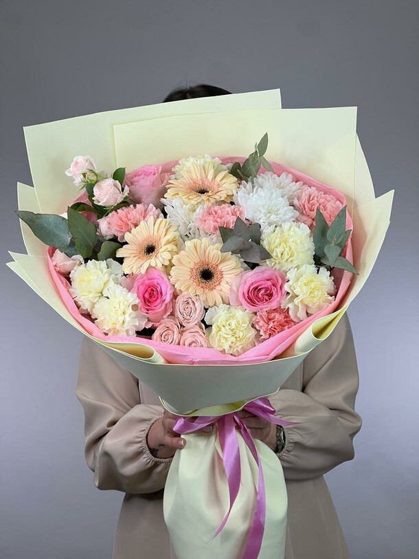 Пышный нежный букет, артикул F1437659 - 18831 рублей, доставка по городу. Flawery - доставка цветов