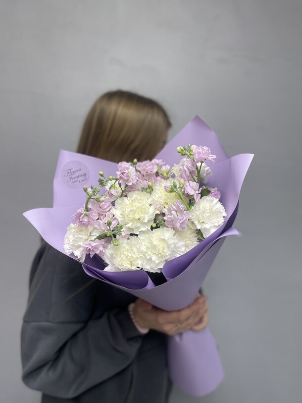 Дуо букетик с маттиолой и диантусами, артикул F1411477 - 3900 рублей, доставка по городу. Flawery - доставка цветов