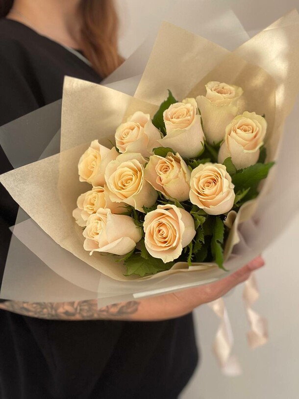 Букет из 11 кремовых кенийских роз, артикул F1445801 - 3300 рублей, доставка по городу. Flawery - доставка цветов
