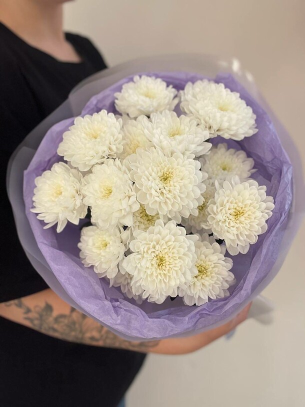 Букет из 3 белых кустовых хризантем, артикул F1445802 - 2990 рублей, доставка по городу. Flawery - доставка цветов