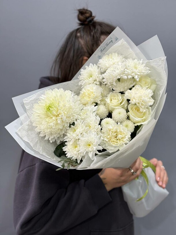 Сборный букет с хризантемой амелия, артикул F1447562 - 5300 рублей, доставка по городу. Flawery - доставка цветов