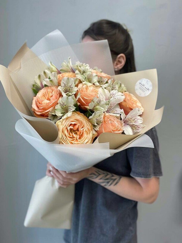 Дуо букет из альстромерии и розы сорта кахала, артикул F1447584 - 5600 рублей, доставка по городу. Flawery - доставка цветов