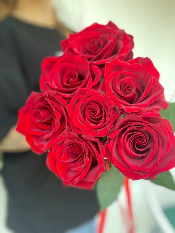 7 бордовых под лентой, артикул F1450423 - 4300 рублей, доставка по городу. Flawery - доставка цветов