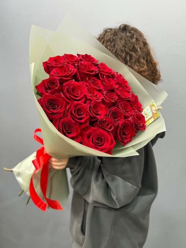 25 бордовых роз в оформлении, артикул F1450470 - 12100 рублей, доставка по городу. Flawery - доставка цветов