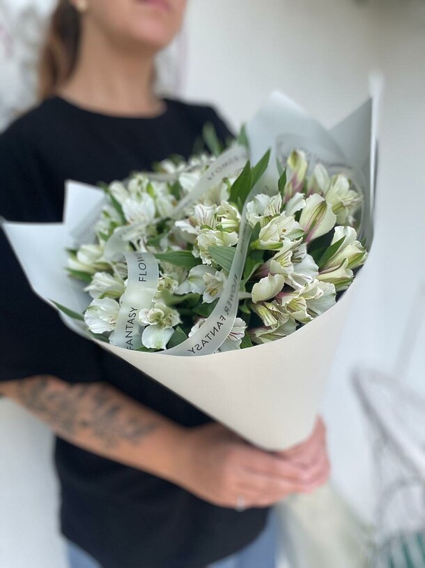 Букет из 11 белых альстромерий, артикул F1450590 - 3700 рублей, доставка по городу. Flawery - доставка цветов