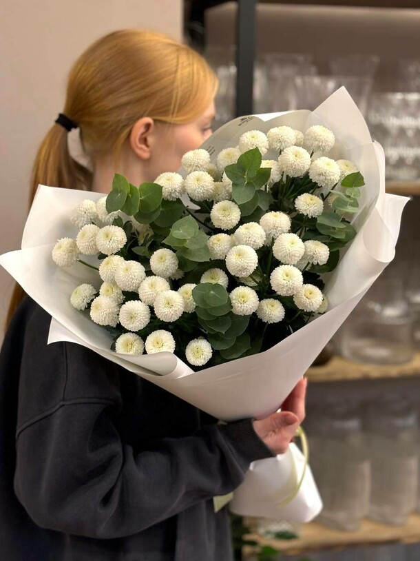 Букет из 5 кустовых хризантем и эвкалипта, артикул F1491068 - 4990 рублей, доставка по городу. Flawery - доставка цветов