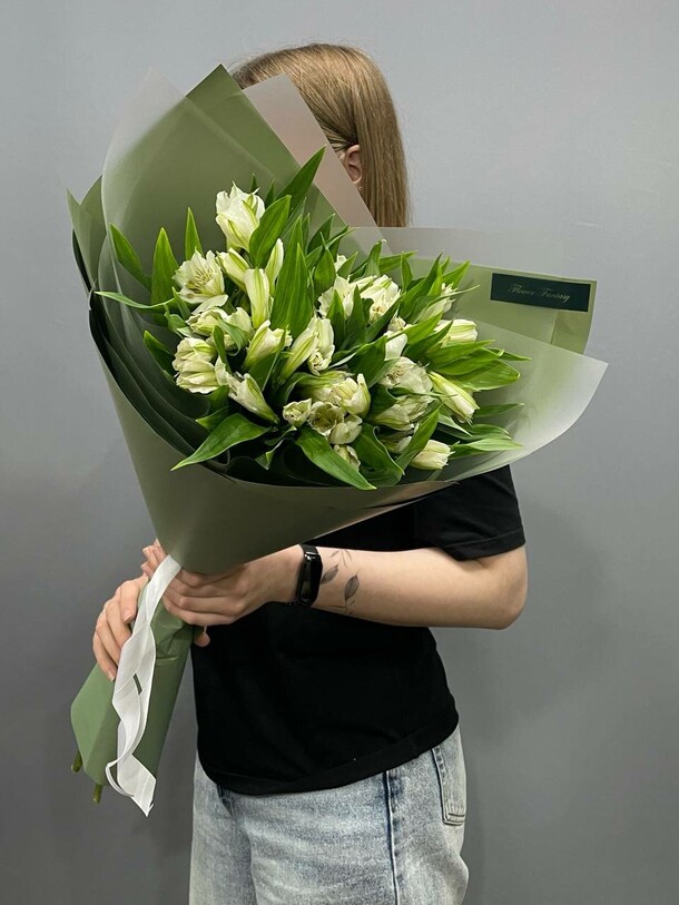 Букет из 9 белых альстромерий, артикул F1491122 - 3100 рублей, доставка по городу. Flawery - доставка цветов