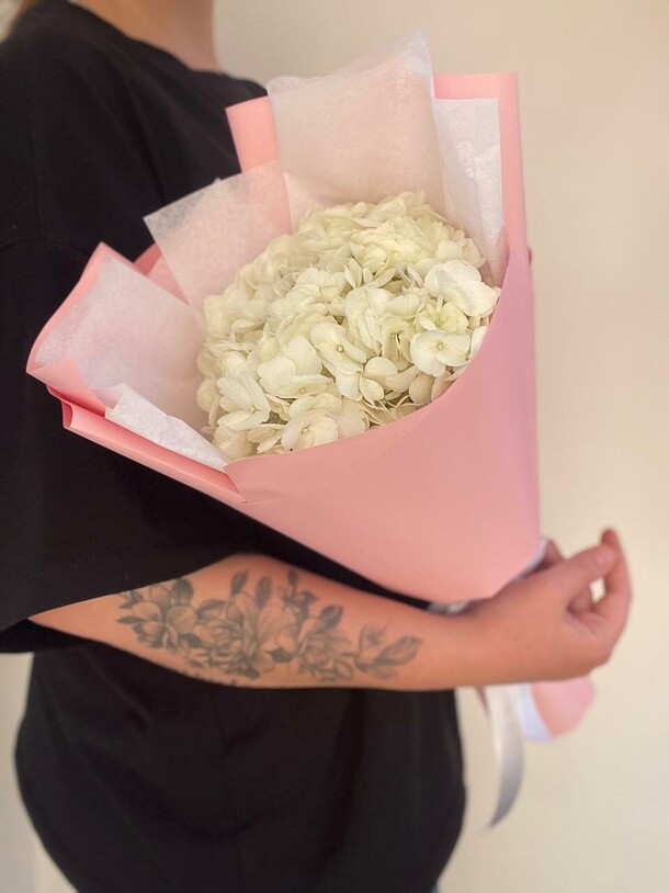 Белая гортензия в оформлении, артикул F1491134 - 1600 рублей, доставка по городу. Flawery - доставка цветов