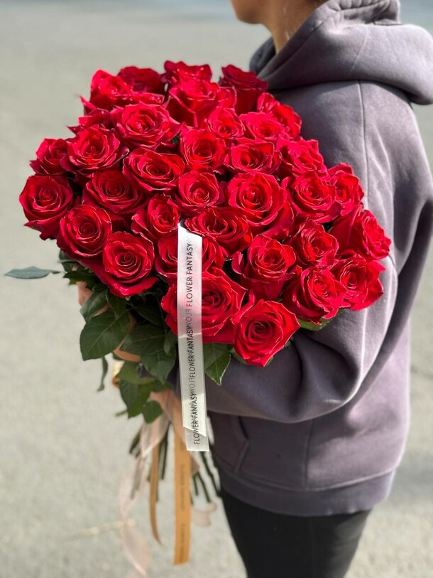 35 красных роз под ленту, артикул F1491144 - 20000 рублей, доставка по городу. Flawery - доставка цветов