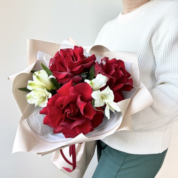 Французская роза и альстромерия (d122в3), артикул F1502721 - 2375 рублей, доставка по городу. Flawery - доставка цветов