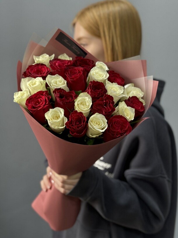Микс 25 красно-белых роз, артикул F1493085 - 6400 рублей, доставка по городу. Flawery - доставка цветов