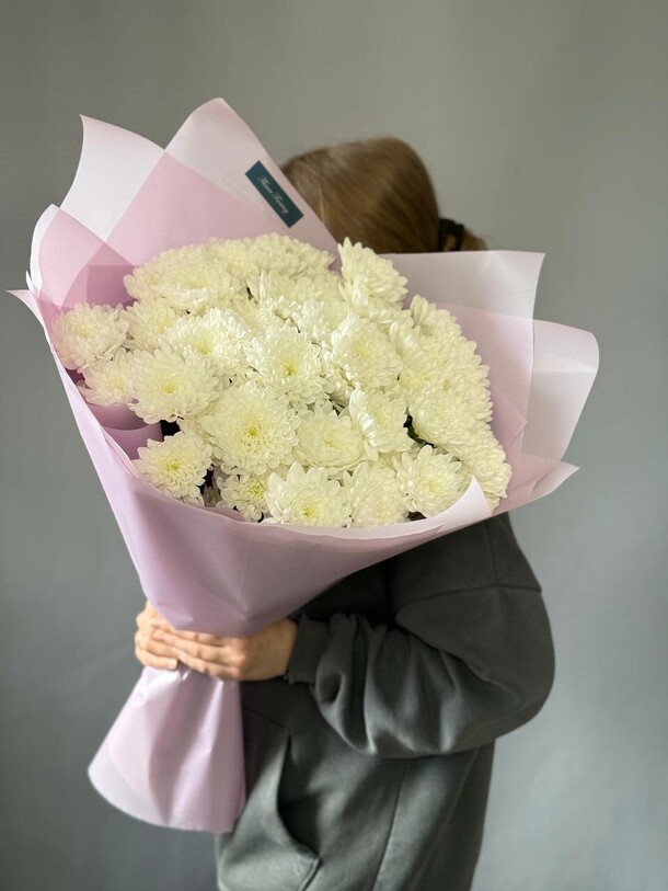 11 кустовых хризантем в упаковке, артикул F1493096 - 6900 рублей, доставка по городу. Flawery - доставка цветов