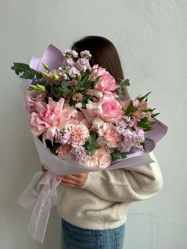 Сборный букет с французкими розами, артикул F1501629 - 10050 рублей, доставка по городу. Flawery - доставка цветов