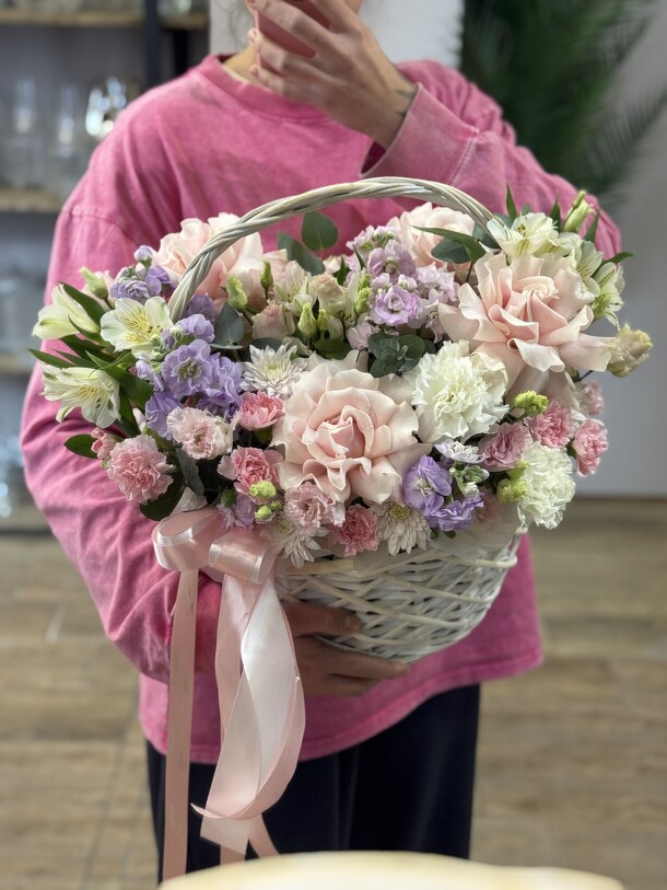 Корзина «нежность», артикул F1519378 - 13900 рублей, доставка по городу. Flawery - доставка цветов