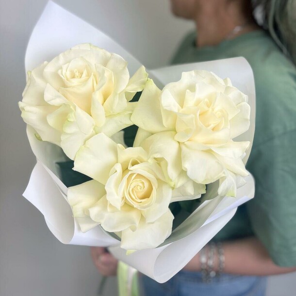 Белые французские розы, букет из 3 французских роз, артикул F1494370 - 1766 рублей, доставка по городу. Flawery - доставка цветов