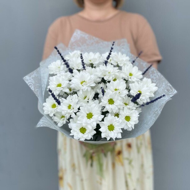 Ромашковая кустовая хризантема с ароматной стабилизированной лавандой, артикул F1494380 - 2299 рублей, доставка по городу. Flawery - доставка цветов