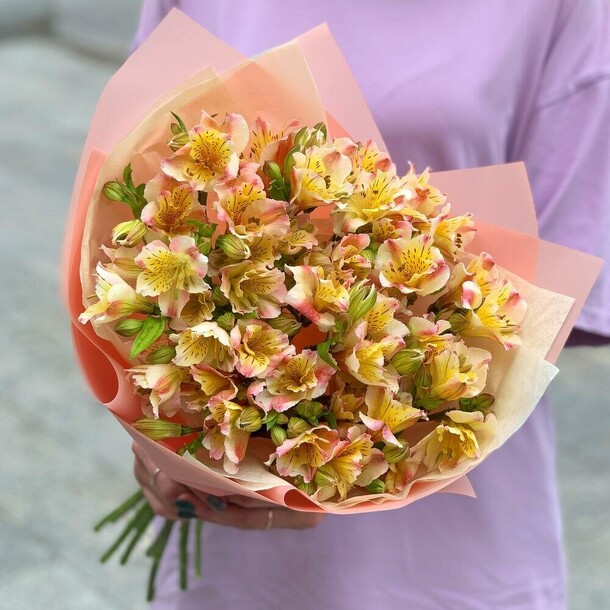 Нежный букет из альстромерий🌸, артикул F1495795 - 4681 рублей, доставка по городу. Flawery - доставка цветов