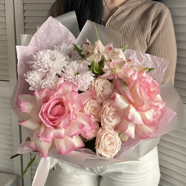 Нежный букет с французскими розами, хризантемой, кустовой розой и альстромерией, артикул F1497489 - 3172 рублей, доставка по городу. Flawery - доставка цветов