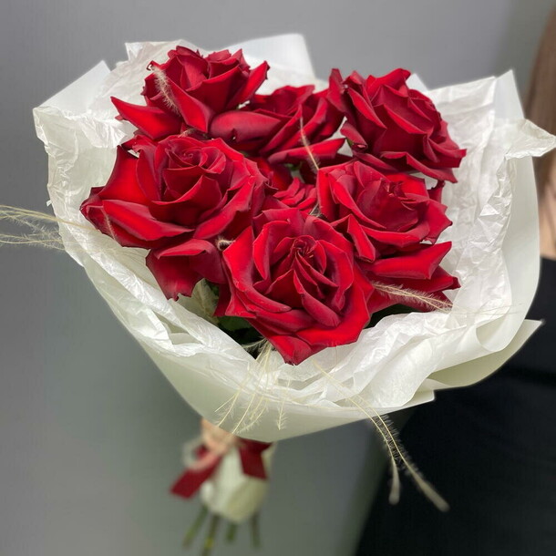 Букет из 7 красных роз с ковылем, артикул F1502138 - 4598 рублей, доставка по городу. Flawery - доставка цветов