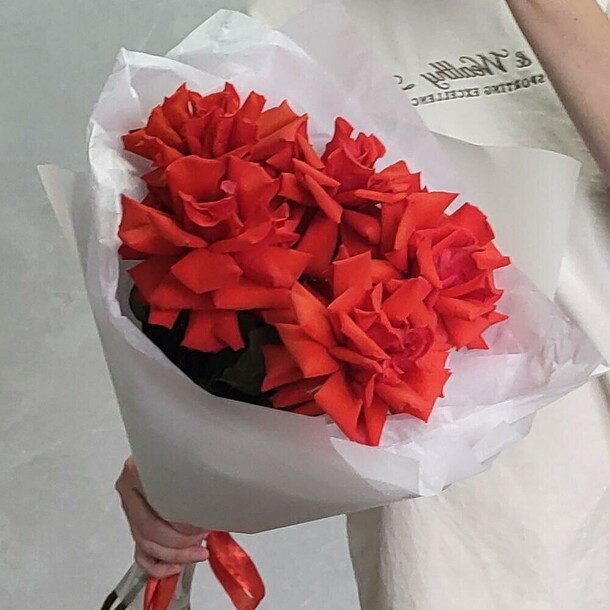 Французские розы в упаковке, артикул F1502201 - 3471 рублей, доставка по городу. Flawery - доставка цветов