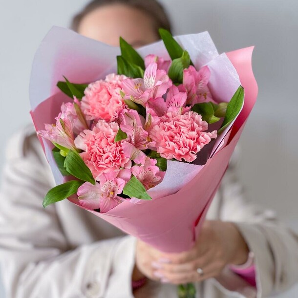 Букет комплимент из альстромерий и гвоздик, артикул F1502247 - 2181 рублей, доставка по городу. Flawery - доставка цветов