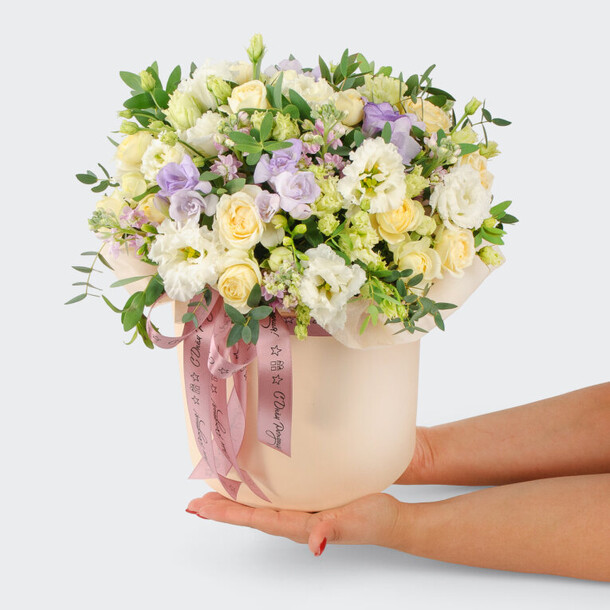 Букет в коробке твой праздник, артикул F1405437 - 13590 рублей, доставка по городу. Flawery - доставка цветов