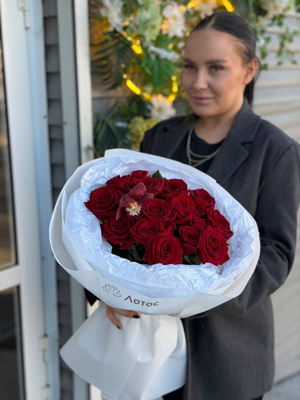 Букет с розами наоми, артикул F1492413 - 5100 рублей, доставка по городу. Flawery - доставка цветов