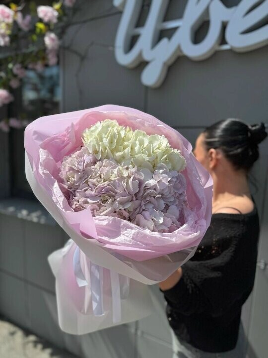 Монобукет с гортензией, артикул F1492463 - 3300 рублей, доставка по городу. Flawery - доставка цветов