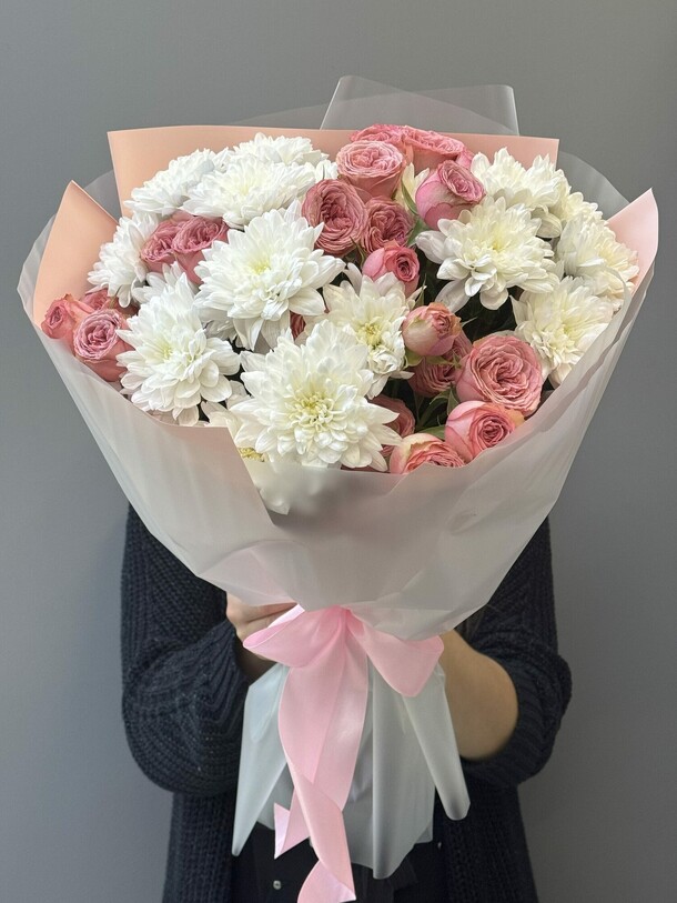 Букет хризантем с кустовыми розами, артикул F1494801 - 4500 рублей, доставка по городу. Flawery - доставка цветов