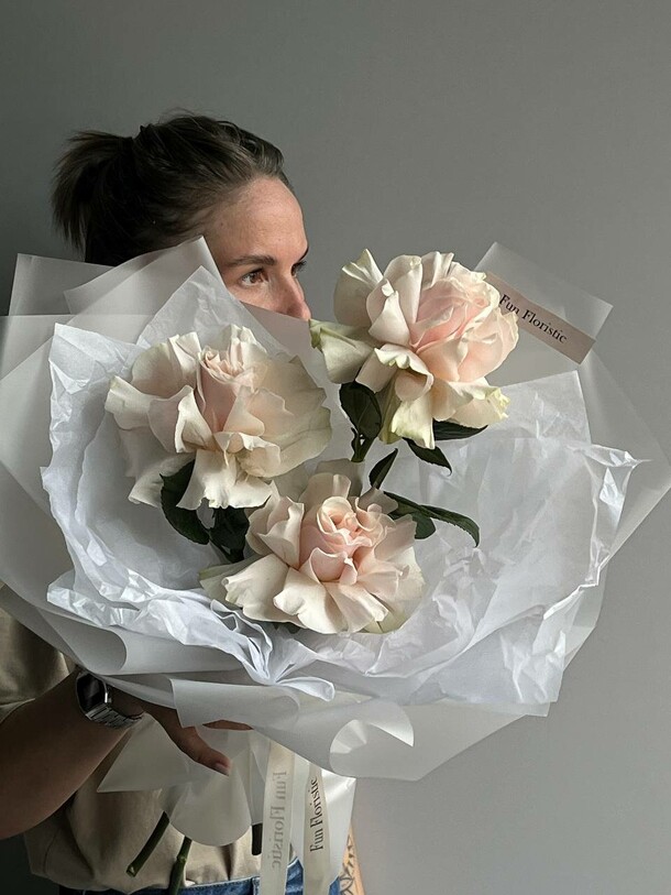 Букет из 3 ажурных роз, артикул F1509816 - 2500 рублей, доставка по городу. Flawery - доставка цветов