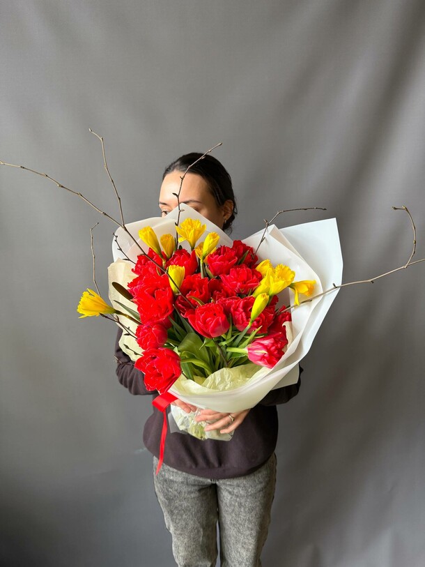 Букет из нарциссов и тюльпанов, артикул F1533484 - 9900 рублей, доставка по городу. Flawery - доставка цветов
