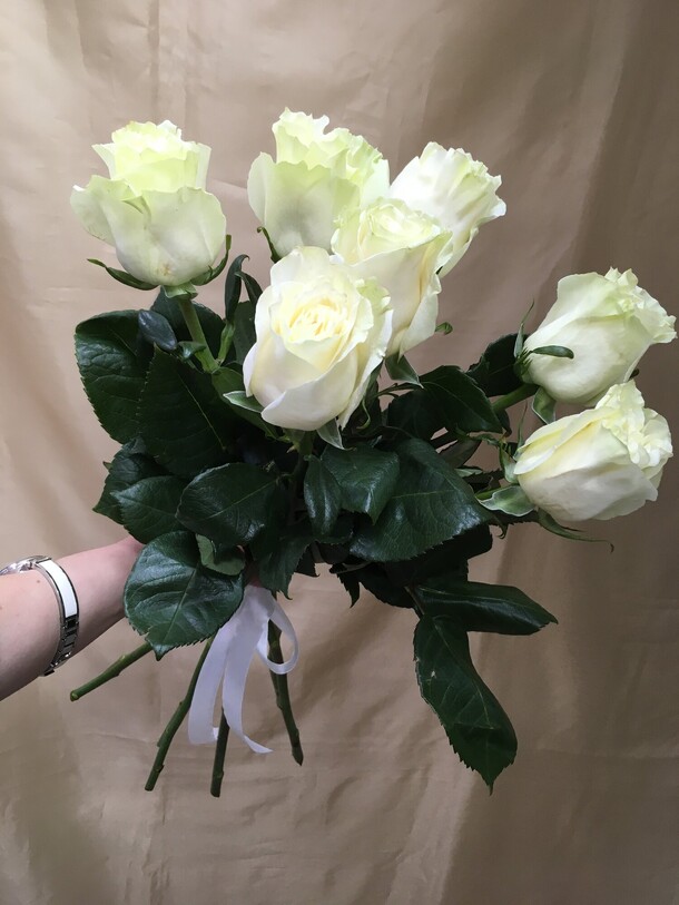 Монобукет из 7 высоких белых роз под ленту, артикул F1495583 - 3230 рублей, доставка по городу. Flawery - доставка цветов