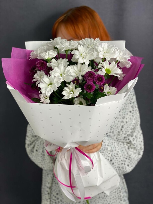 Букет из хризантем и сантини, артикул F1530003 - 3532 рублей, доставка по городу. Flawery - доставка цветов