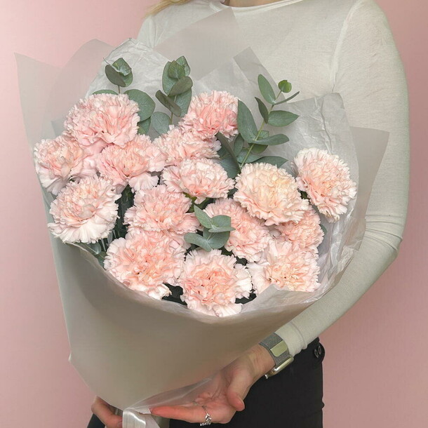 Букет из персиковых диантусов с эвкалиптом, артикул F1496882 - 3490 рублей, доставка по городу. Flawery - доставка цветов