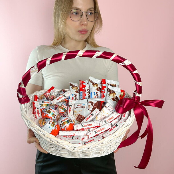 Корзинка - море киндеров, артикул F1500624 - 8390 рублей, доставка по городу. Flawery - доставка цветов