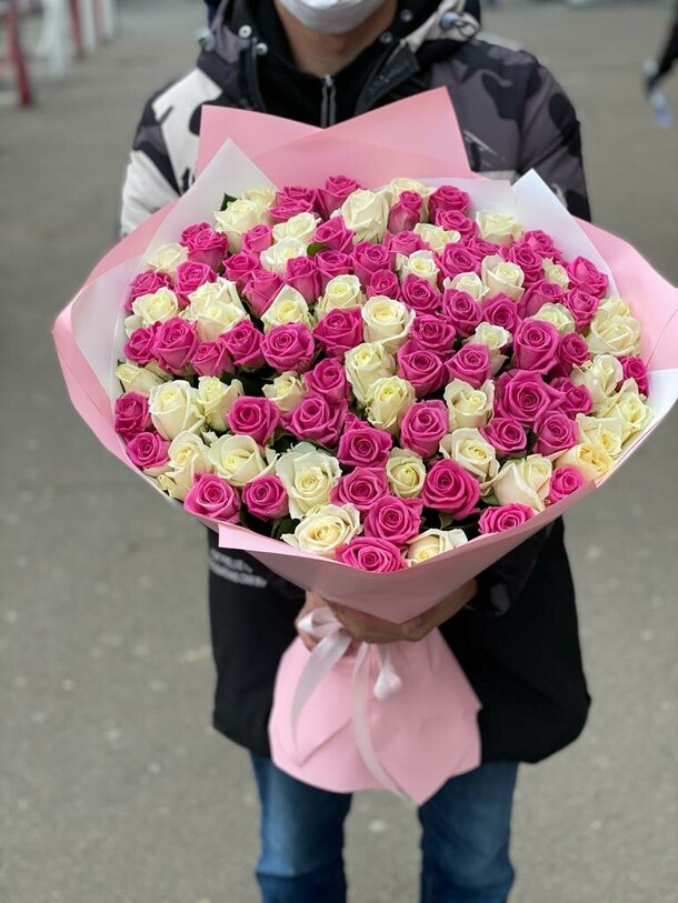 101 бело-розовая роза, артикул F1067085 - 33660 рублей, доставка по городу. Flawery - доставка цветов