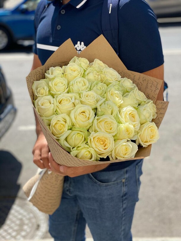 29 белая роза, артикул F1067207 - 8784 рублей, доставка по городу. Flawery - доставка цветов