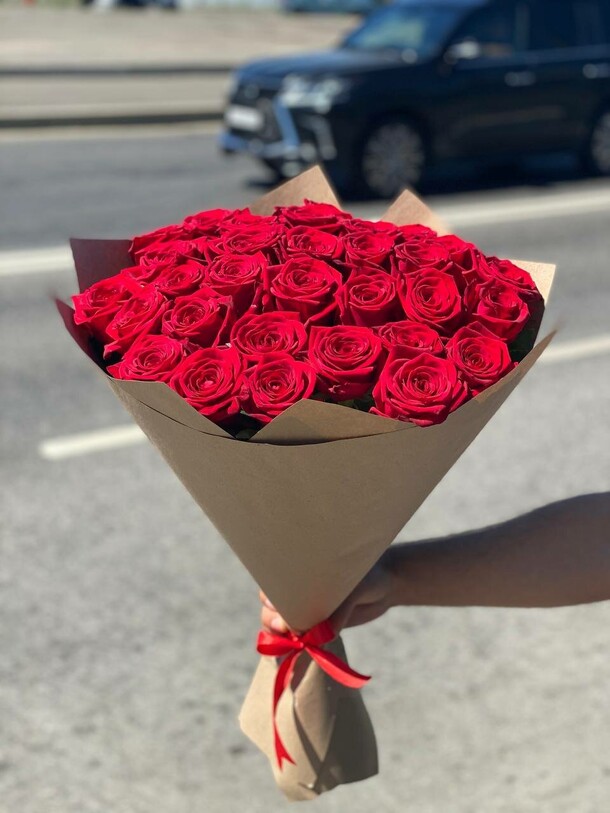 31 красная роза, артикул F1067208 - 7900 рублей, доставка по городу. Flawery - доставка цветов