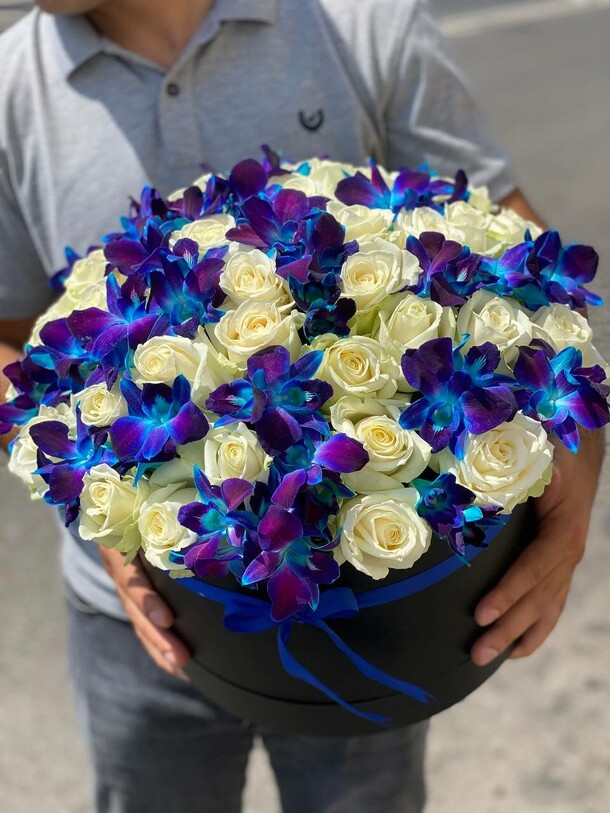 Цвет настроения синий, артикул F1067990 - 17900 рублей, доставка по городу. Flawery - доставка цветов