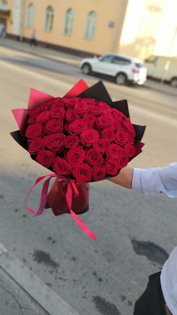 51 красная роза, артикул F1071760 - 13500 рублей, доставка по городу. Flawery - доставка цветов