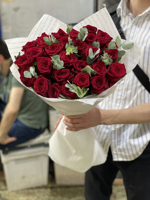 25 красных роз с зеленью, артикул F1078374 - 6900 рублей, доставка по городу. Flawery - доставка цветов