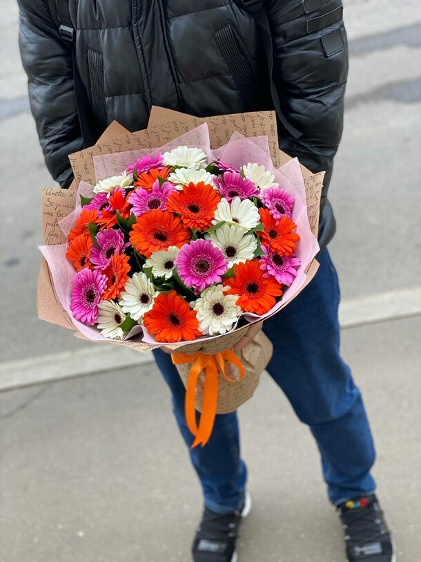 Разноцветная гербера, артикул F1078687 - 9800 рублей, доставка по городу. Flawery - доставка цветов