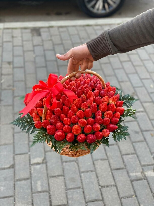Клубника в корзине, артикул F1079231 - 23425 рублей, доставка по городу. Flawery - доставка цветов