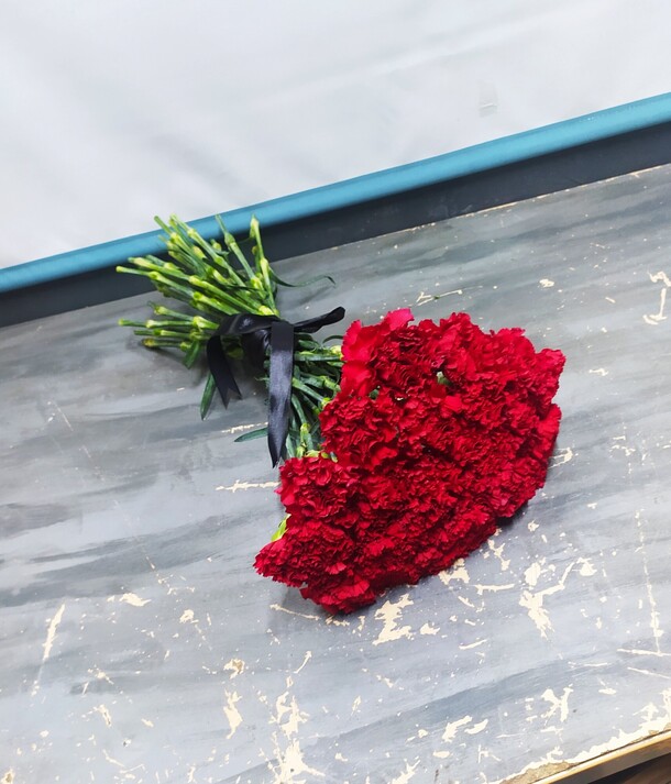 Траурный букет из гвоздики, артикул F1079777 - 7590 рублей, доставка по городу. Flawery - доставка цветов