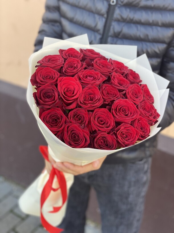 25 красных роз, артикул F1081612 - 5703 рублей, доставка по городу. Flawery - доставка цветов