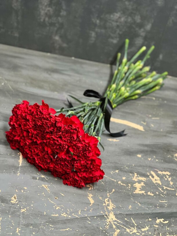 Траурный букет из гвоздики, артикул F1082585 - 7139 рублей, доставка по городу. Flawery - доставка цветов