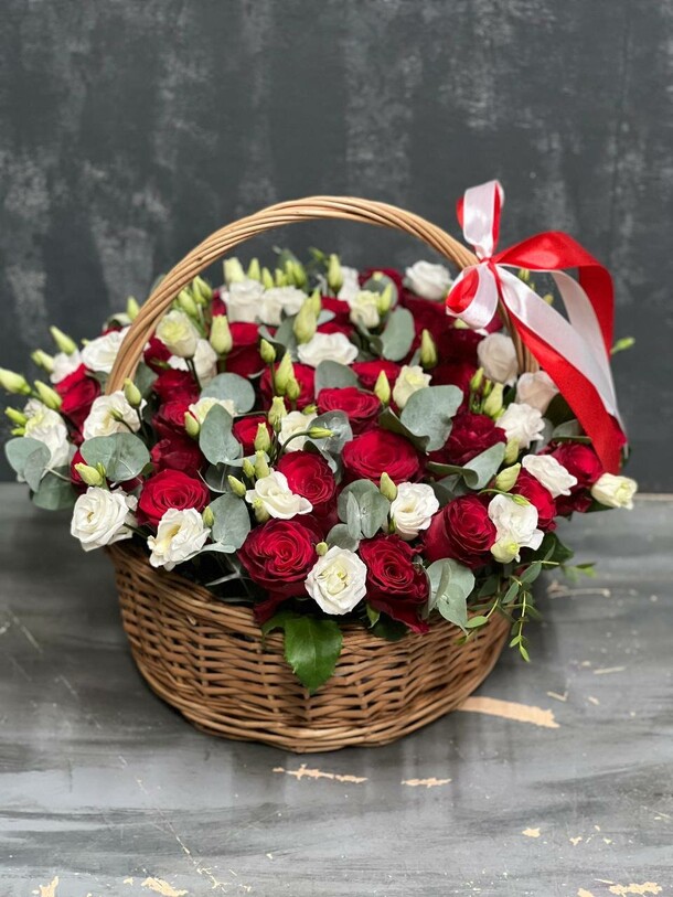 Корзина с красными розами и эустомой, артикул F1083024 - 21163 рублей, доставка по городу. Flawery - доставка цветов